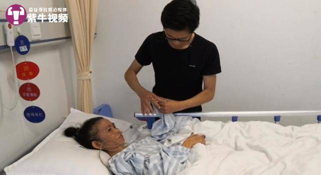 潘正江帮母亲按摩手指