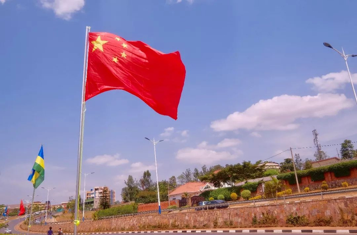 首都基加利一条主干道上的中卢两国国旗。新华社记者 郑开君 摄