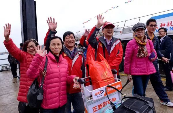 ▲资料图片：2015年12月23日福州黄岐客运码头，马祖乡亲走下“闽珠8号”客轮。 当天海峡两岸第四条“小三通”客运航线正式开通，成为两岸人民往来又一重要水上黄金通道。