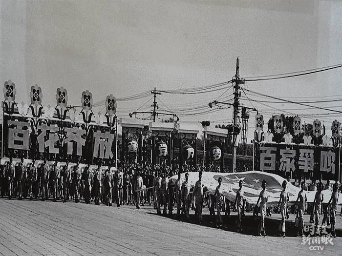 △在新中国成立初期（1950─1959年），每年的国庆都举行大型庆典活动。这是1957年国庆的群众游行。