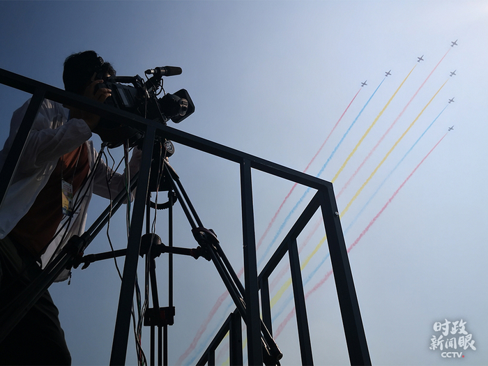 △受阅部队已在天安门地区组织了三次合练预演。这是空中梯队从央视直播机位上空经过。（央视记者杨阳拍摄）