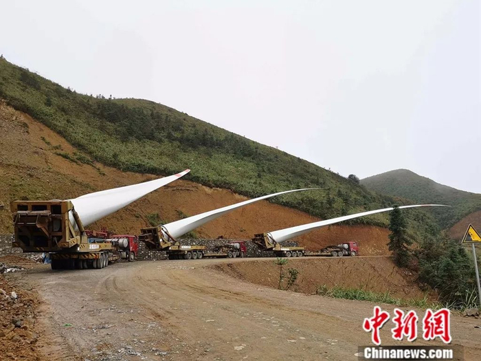  停歇在山区道路上的三辆“炮车”