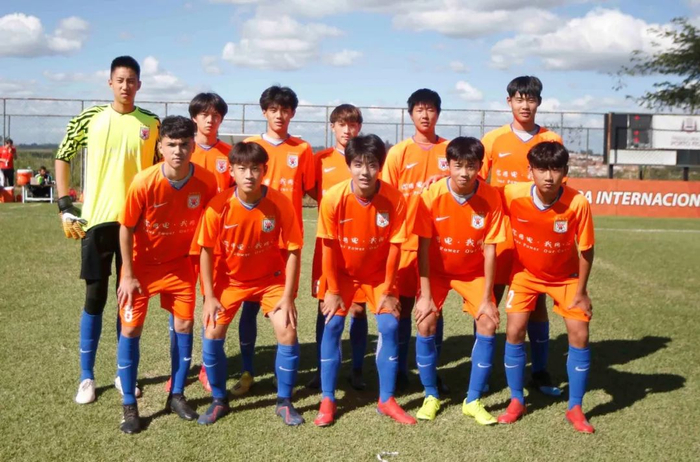　　部分鲁能U16队员在巴西体育中心合影，图中有闫添颐（后排左三）、闫恒烨（后排右一）、热合米图拉（前排左一）。鲁能巴西体育中心供图