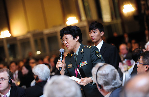 2013年，姚云竹在香格里拉对话会上提问。