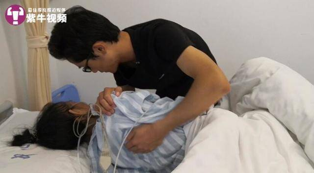 潘正江在医院照顾母亲