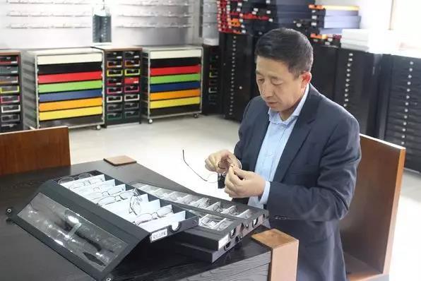 年,做了32年贴牌生产的金达眼镜董事长陈锦春也开始了自主品牌之路