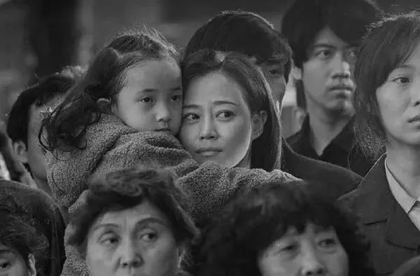 《我不是药神》结尾，谭卓抱着戏中的女儿