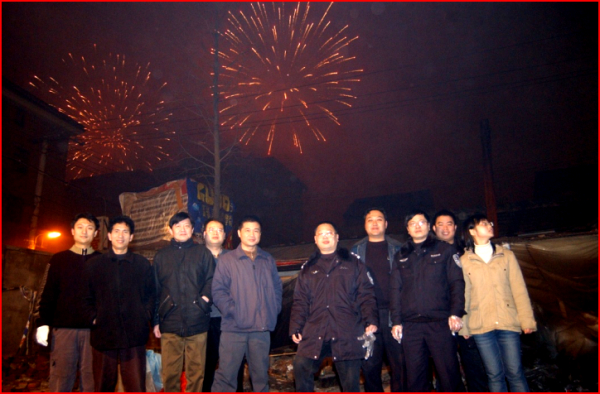  新年钟声敲响，还在勘察现场的侦查员们合影