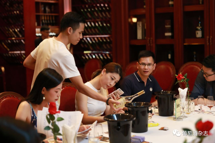 校园侍酒师是什么?成为校园侍酒师需要哪些技能?|侍酒师|葡萄酒|校园|金樽|清酒_新浪新闻