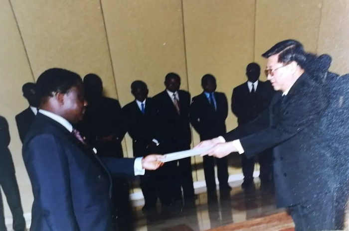 1993年，刘立德（右）向科特迪瓦总统递交国书