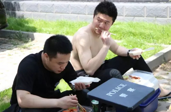 潜水队队员午饭间隙。 &nbsp;闵玥 摄