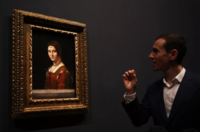  在法国巴黎卢浮宫举办的达·芬奇绘画生涯回顾展预展上，策展人为观众讲解《美丽的费隆妮叶夫人》。新华社记者 高静 摄