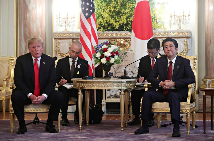 　　▲当地时间2019年5月27日，日本东京，美国总统特朗普与日本首相安倍晋三出席美日首脑会谈。（视觉中国）