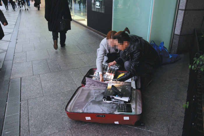 2016年2月，日本大阪，代购族将买好的商品装入行李箱。