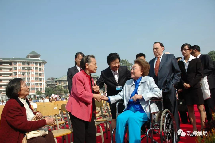  （2007年11月，陈香梅出席广州真光中学135周年校庆）