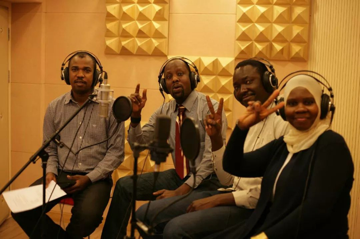  录制节目中的配音演员