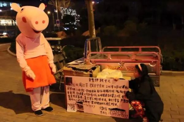  一男子扮演小猪佩奇卖煎饼。郑先生提供