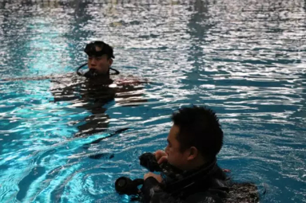 潜水队员训练间隙。 &nbsp;闵玥 摄