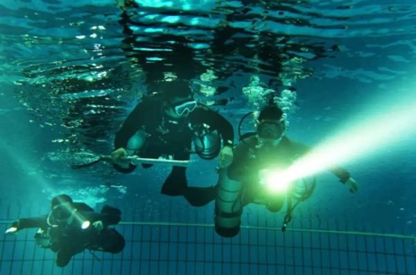 潜水大队队员水中训练。 &nbsp;张岩 摄