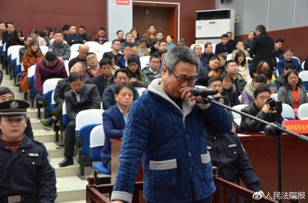 　图为史成龙作最后陈述时痛哭