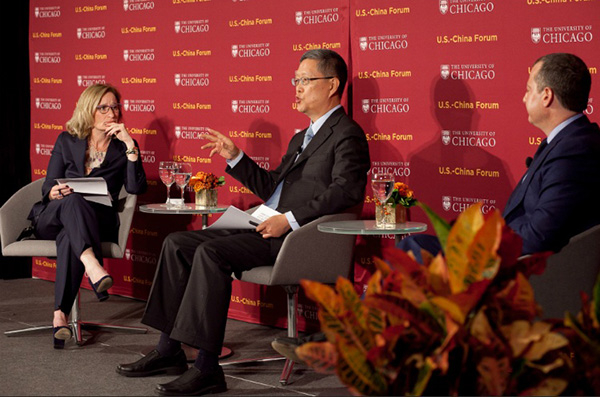 　2016年10月，何亚非（中）出席在芝加哥大学举办的第二届中美论坛。