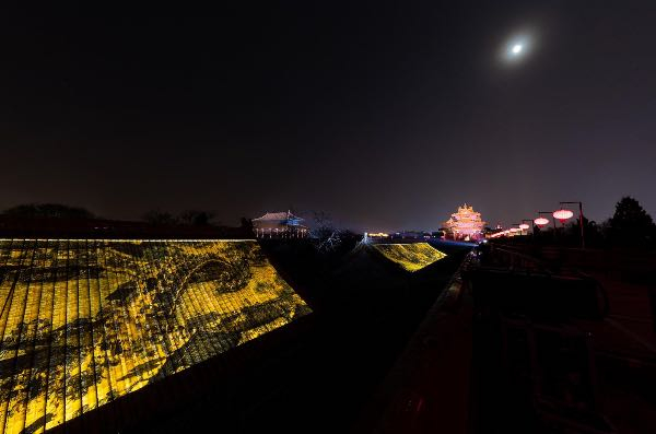 投影在东南城墙段内侧屋顶上的《清明上河图》