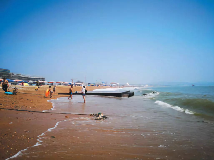 ▲8月2日，金石滩黄金海岸海滨浴场。新京报记者 段睿超&nbsp;摄