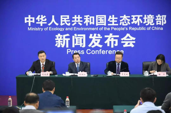 　　今年1月的环境部例行新闻发布会，国家大气污染防治攻关联合中心副主任、中国工程院院士贺克斌出席，并以专家身份解读了多个问题。图/生态环境部微信公众号