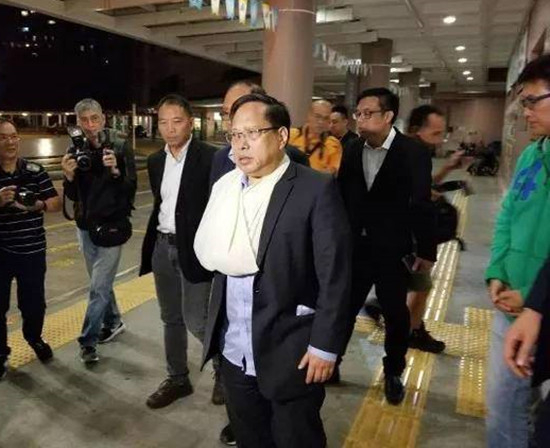  图为何俊仁遇袭后于19日晚间出院