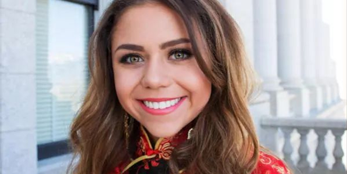 穿旗袍让外网吵翻的美国妹子:我就是觉得旗袍