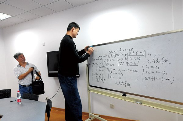 刚入学的姚明亲自擦黑板。图片来源：上海交通大学