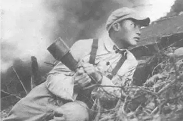 志愿军战士准备爆破敌军据点。