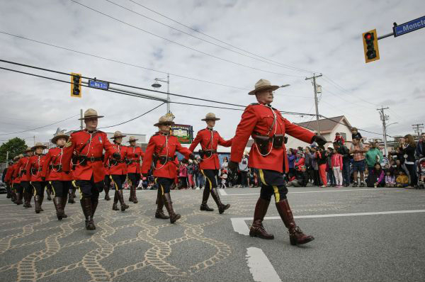 2018年7月1日，在加拿大里士满市，加拿大皇家骑警参加鲑鱼节巡游活动，庆祝加拿大国庆日。（新华社发）
