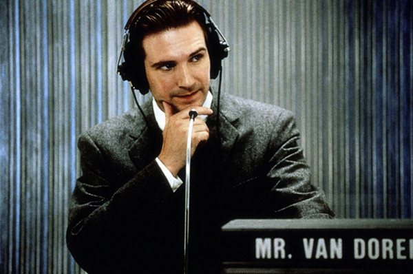 雷夫·范恩斯在《机智问答》中饰演查尔斯·范·多伦