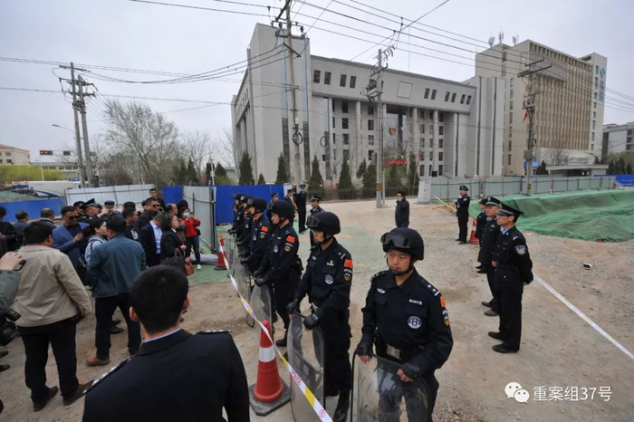 ▲3月30日9时许，白银市中院门前已聚集多人，包括被害人家属、律师和旁听人员。新京报记者吴江摄