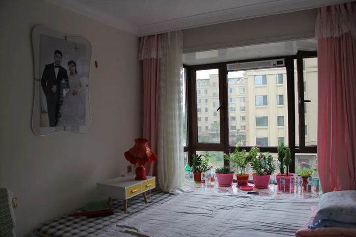 卧室里仍然处处是新婚的痕迹。新京报记者庞礴 摄