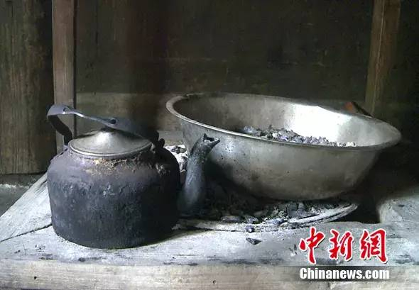  谢红军家的灶具。莫凡摄