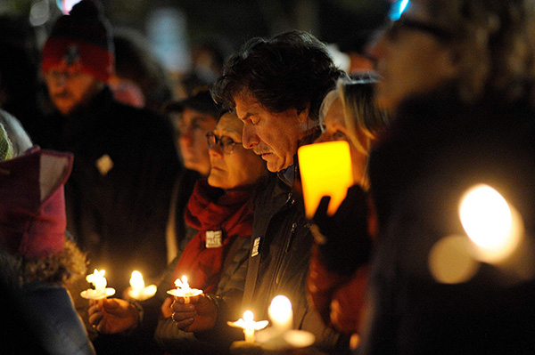 　　当地时间2018年10月30日，美国马萨诸塞州，当地举行守夜活动，悼念犹太教堂枪击案遇难者。视觉中国 图