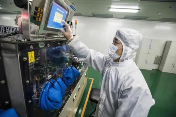 操作人员正在进行封口工艺加工