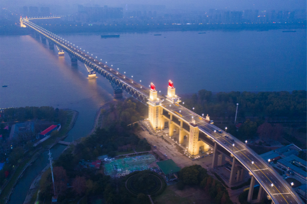 图说：南京长江大桥整体亮灯展露新颜，夜幕下宛如发光巨龙。视觉中国