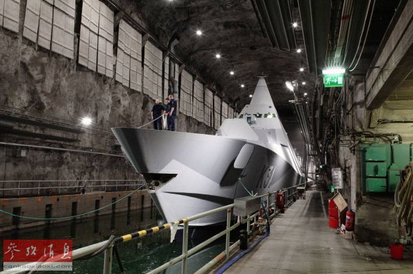 　资料图片：停泊在穆斯克地下船坞内的瑞典维斯比级隐身护卫舰。（瑞典国防部官网）