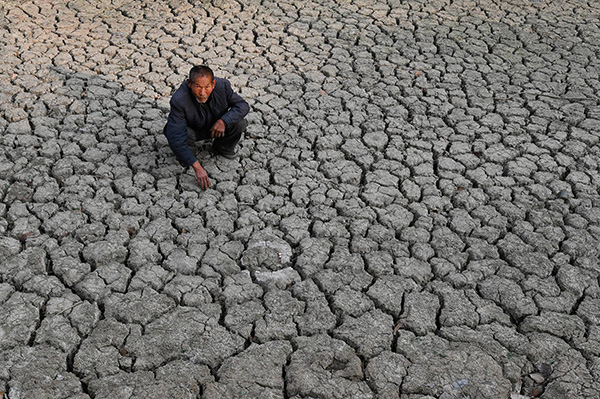  2019年10月23日，安徽阜阳，在临泉县吕寨镇杨庄村，70岁的李治起在干涸的沟塘内。视觉中国 图