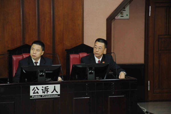 　　广州市检察院检察长欧名宇(右)和庞良程(左)出席“厨师杀厨师案”庭审 