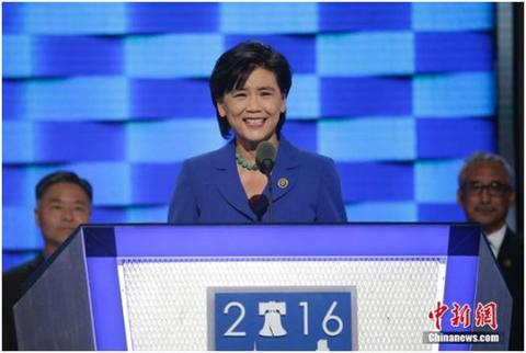  资料图：2016年7月27日，美国民主党全国代表大会在费城继续举行，美国国会亚太裔党团主席赵美心率亚太裔代表登台。中新社记者 廖攀 摄