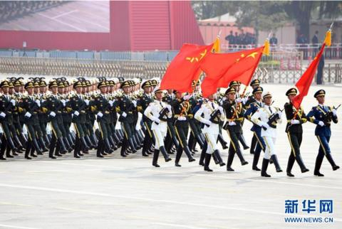 新中国成立70周年阅兵式上，仪仗方队走过天安门广场。（图源： 新华网）