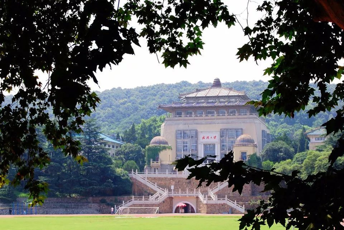 ▲ 十八岁考入武汉大学