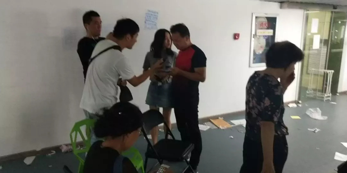  鼎家租客正在门店处接受记者采访