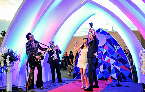 美国一对新人在音乐节现场举行结婚仪式。（新华社）