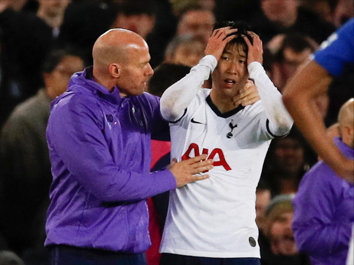  ↑孙兴慜抱头痛哭（图据东方IC）