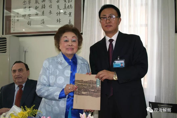  （陈香梅向母校赠送有关她个人生平的画传）